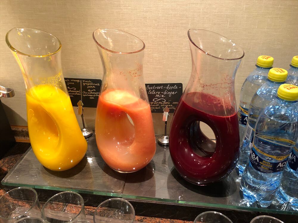 モスクワ マリオット ロイヤル オーロラ ホテルのラウンジの朝食のジュース
