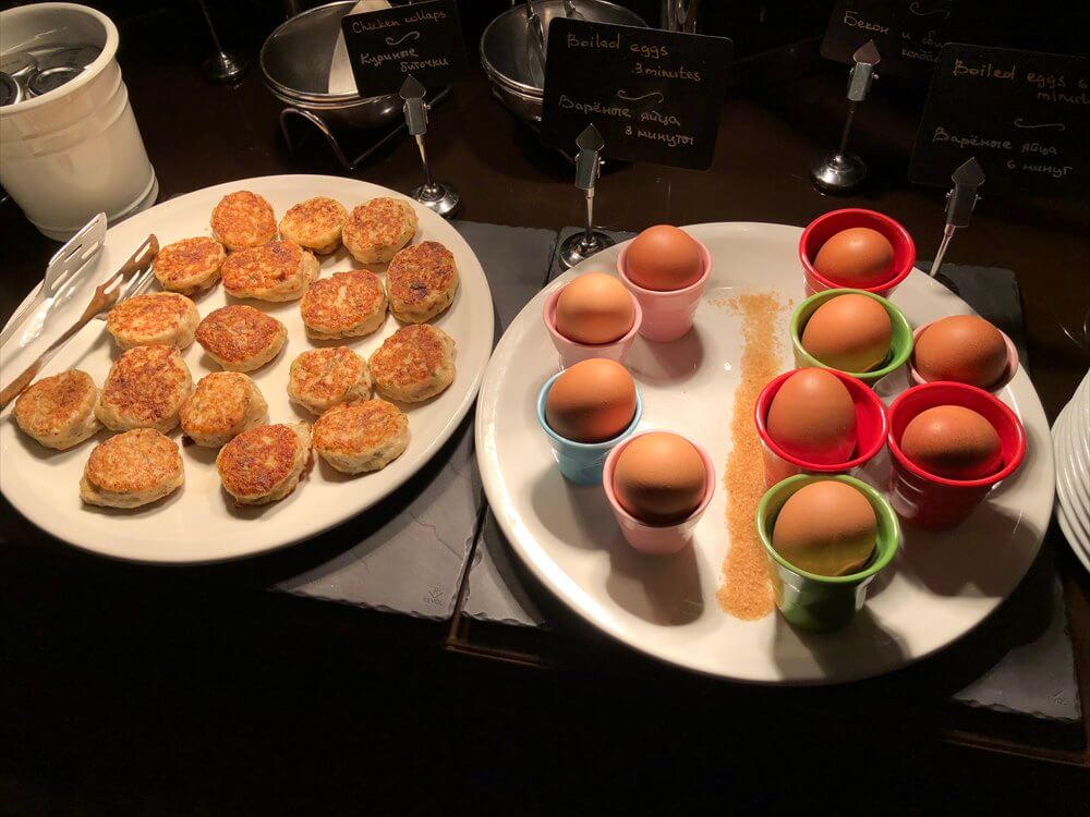 モスクワ マリオット ロイヤル オーロラ ホテルのラウンジの朝食のボイル卵