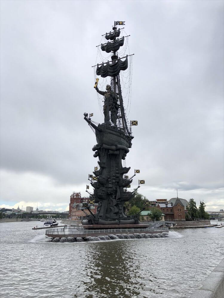 モスクワ川のピョートル大帝の巨大像1