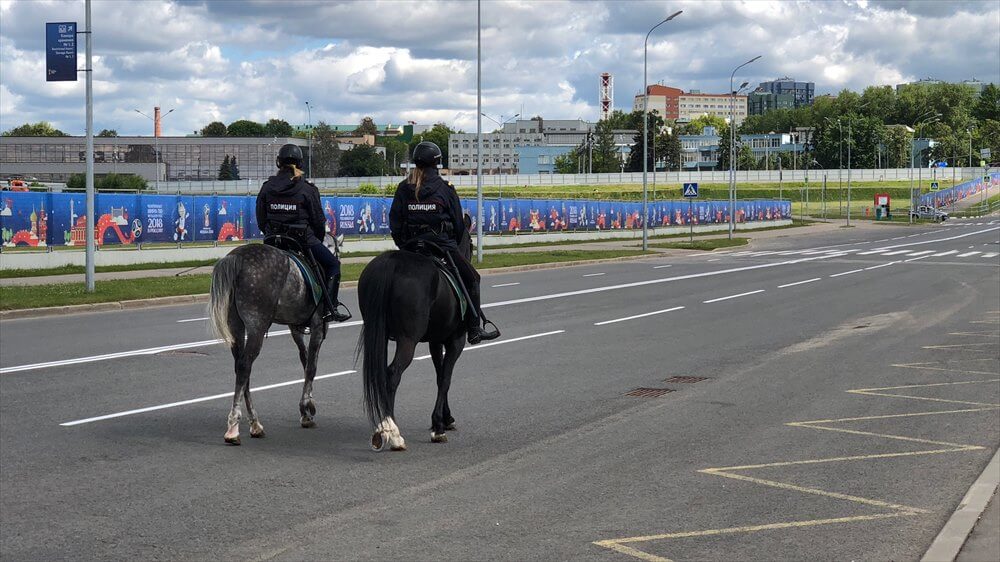 スパルタク スタジアムを巡回中の騎馬警官