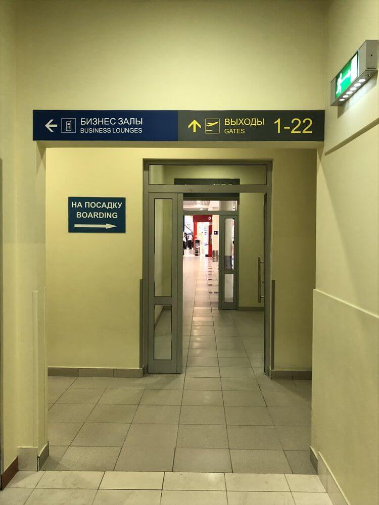 ドモジェドヴォ空港の無機質な廊下
