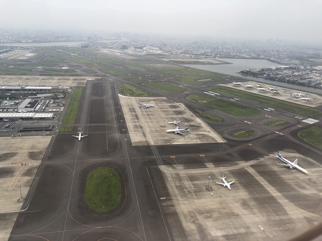 薄曇りの羽田空港を離陸するANA663便