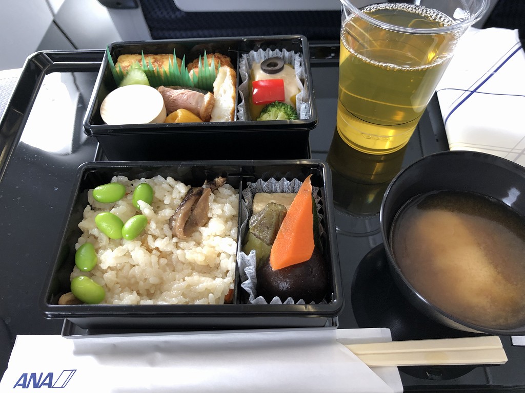 ANA663便のプレミアムクラスの機内食1