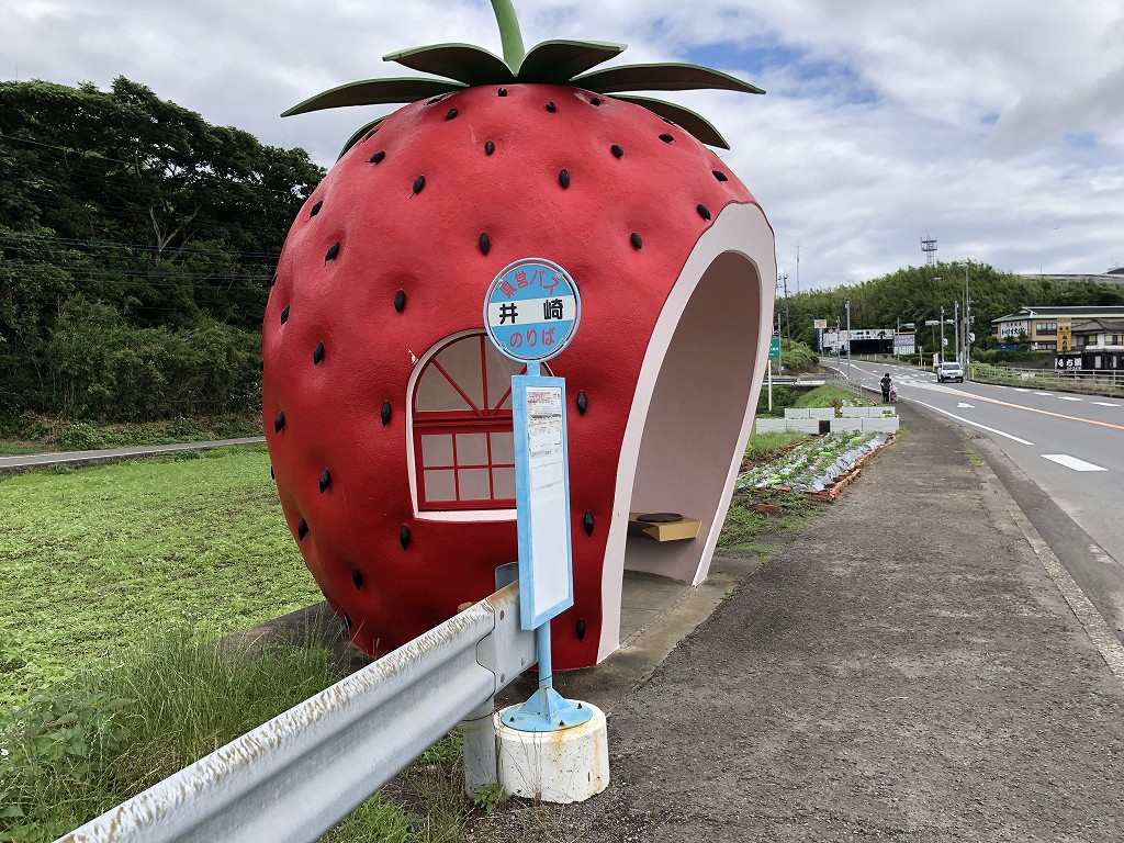 井崎のバス停のイチゴのフルーツバス停1
