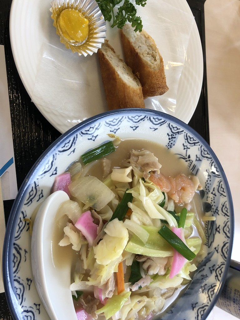 長崎空港のレストランでミニちゃんぽんとハトシロール