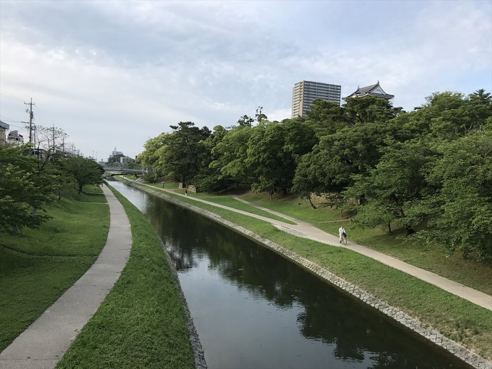 岡崎城の川沿いプロムナード