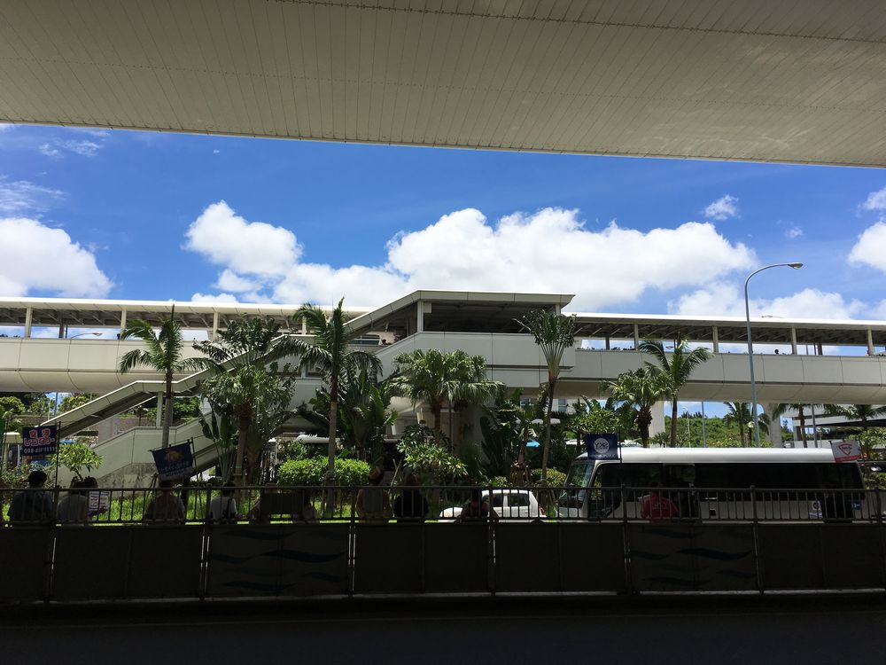 那覇空港前から見上げた青い空