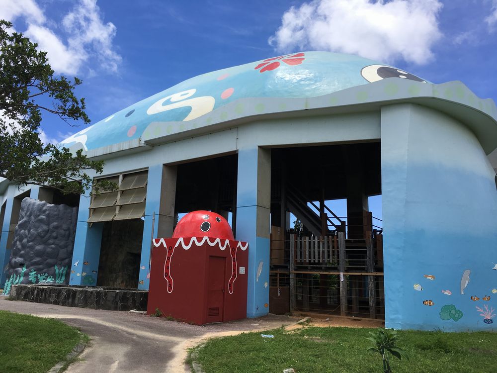 漫湖公園近くのクジラの遊具施設