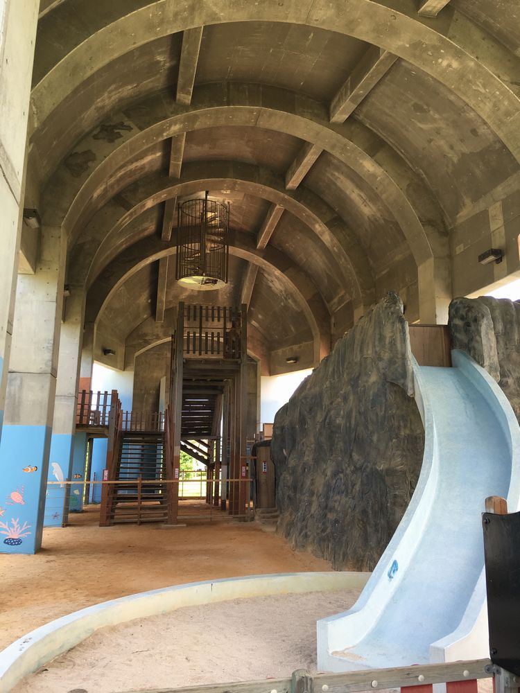 漫湖公園近くのクジラの滑り台