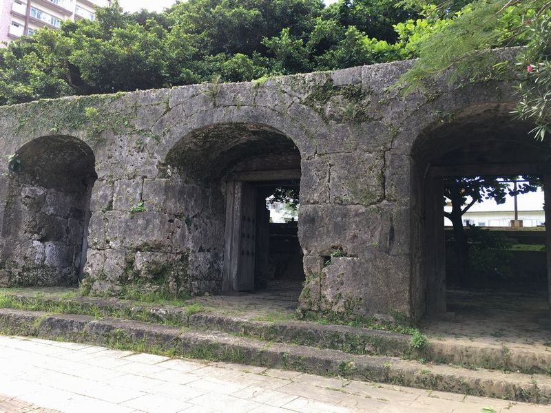 崇元寺の石門1