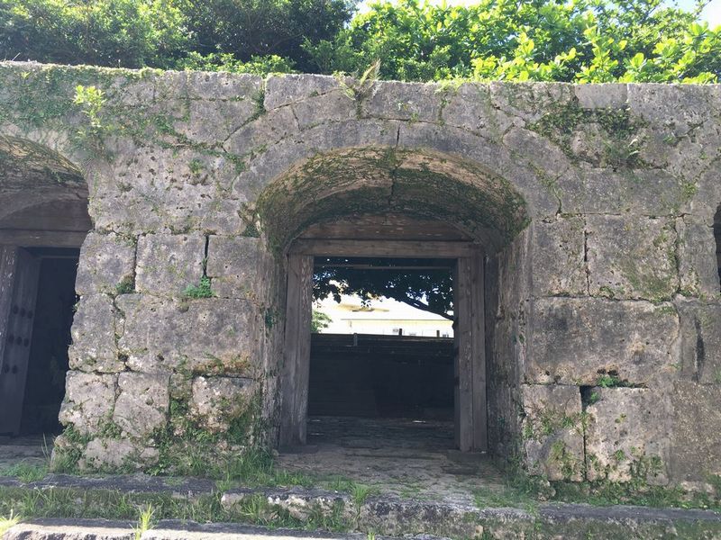 崇元寺の石門2