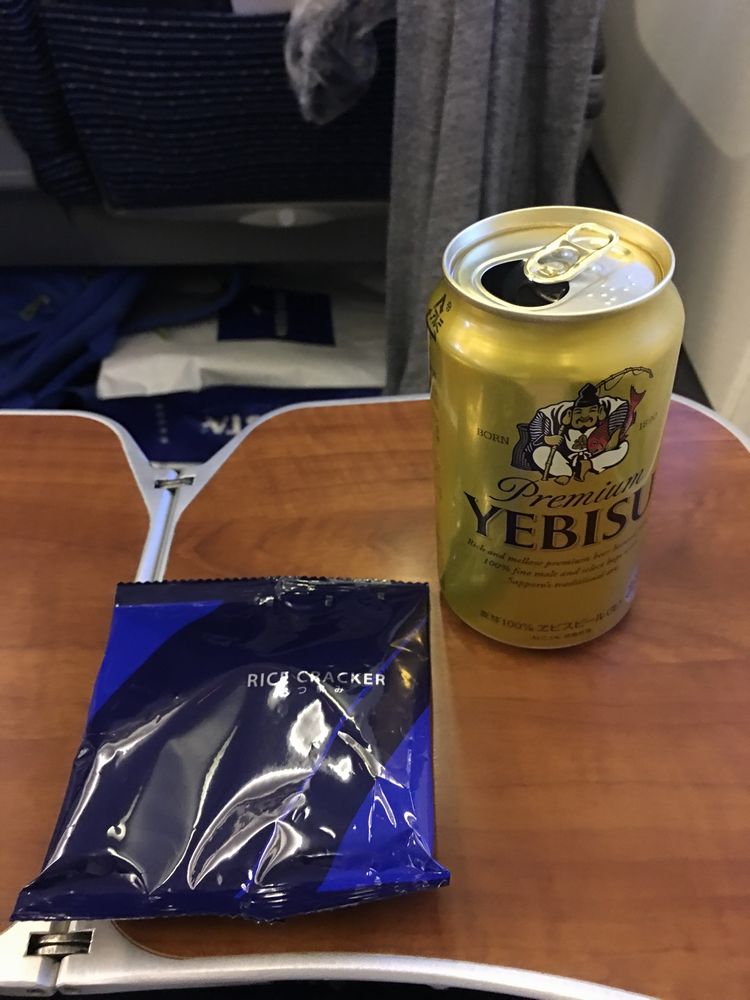 ANA474便のエビスビールとおつまみ