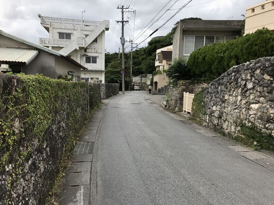 首里城の外壁沿いの道