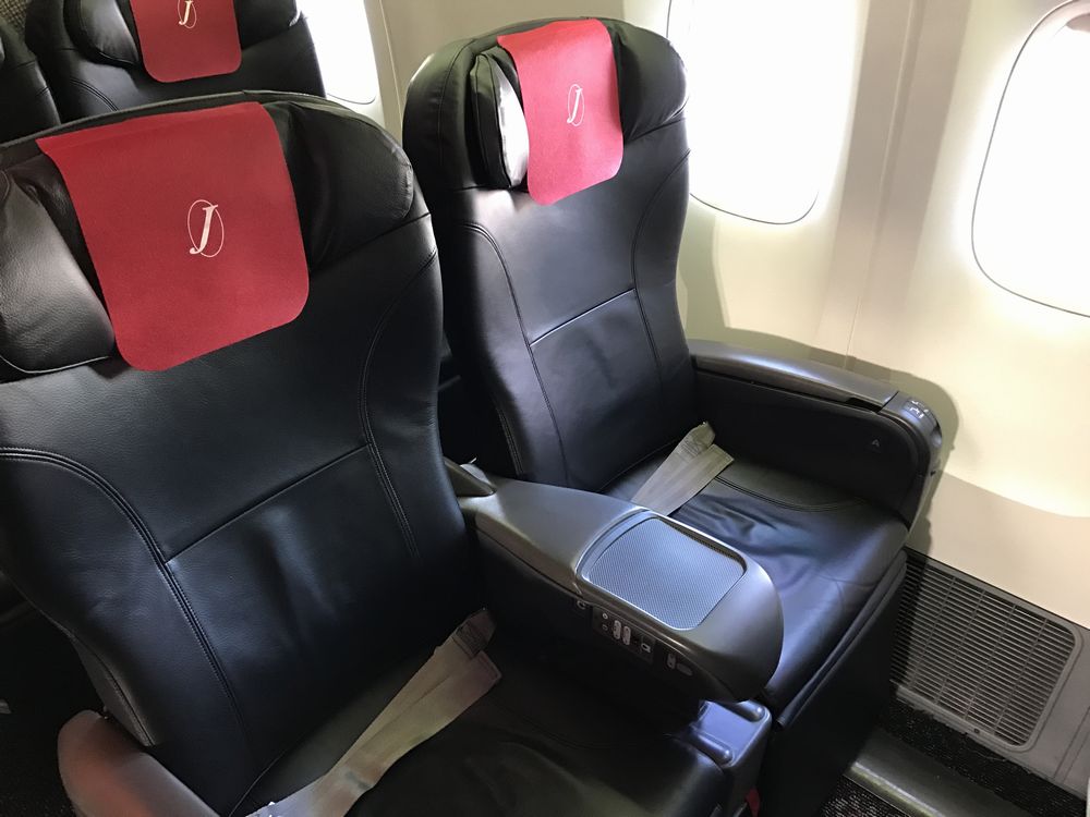 JAL907便のクラスJの窓側席