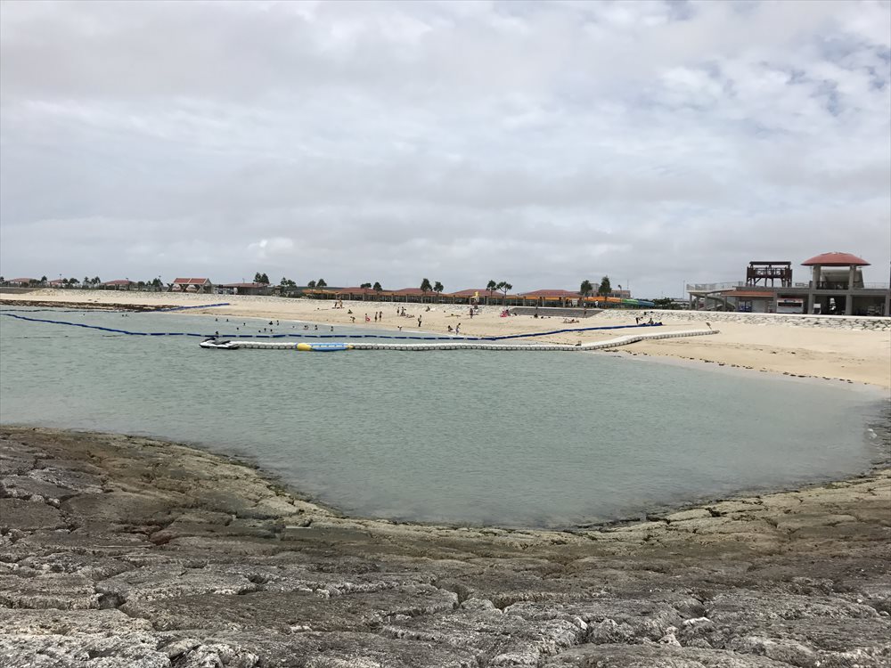 美らSUNビーチの海水浴客