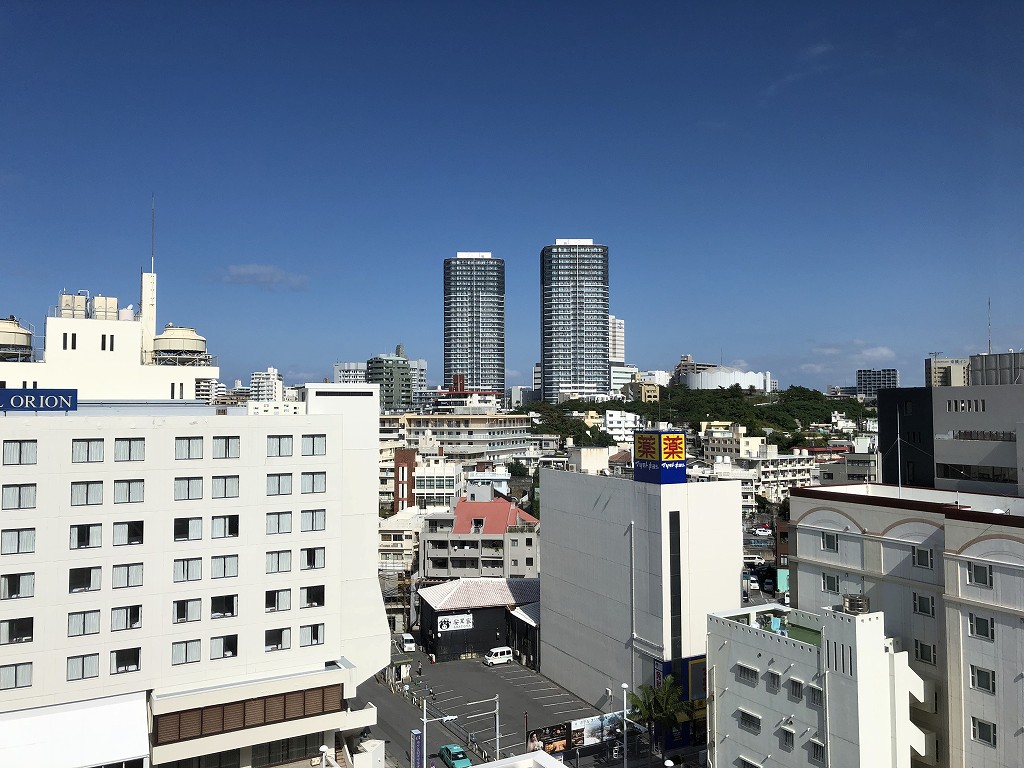 快晴の那覇市内とリュークスタワー