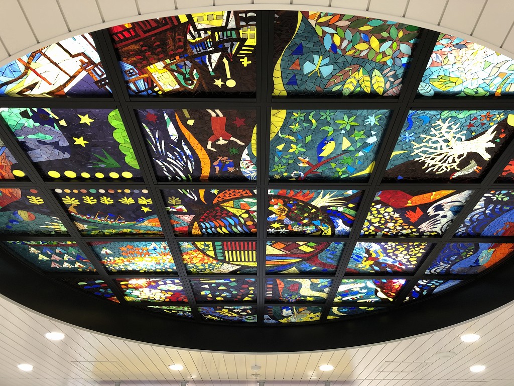 てだこ浦西駅のステンドグラス