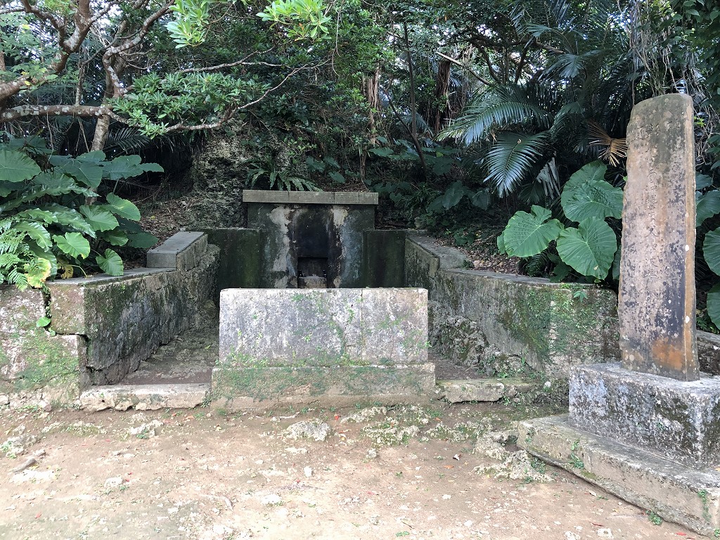 浦添グスクの伊波普猷の墓2