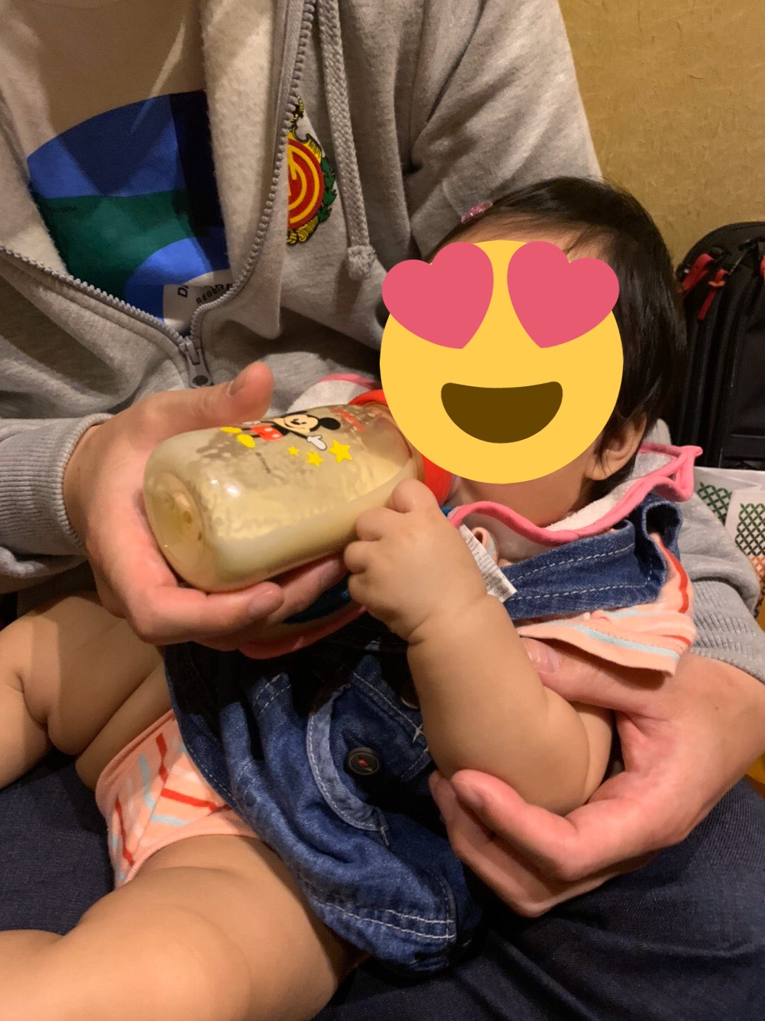 赤ちゃんにミルクをあげる