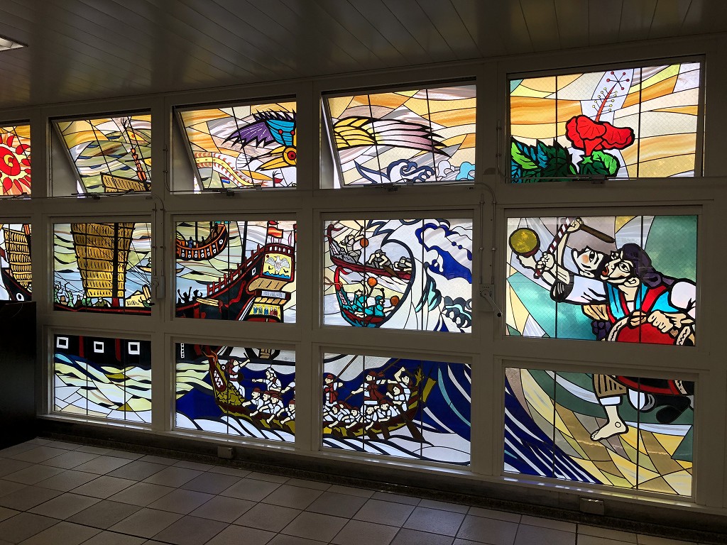 ゆいレール那覇空港駅のステンドグラス