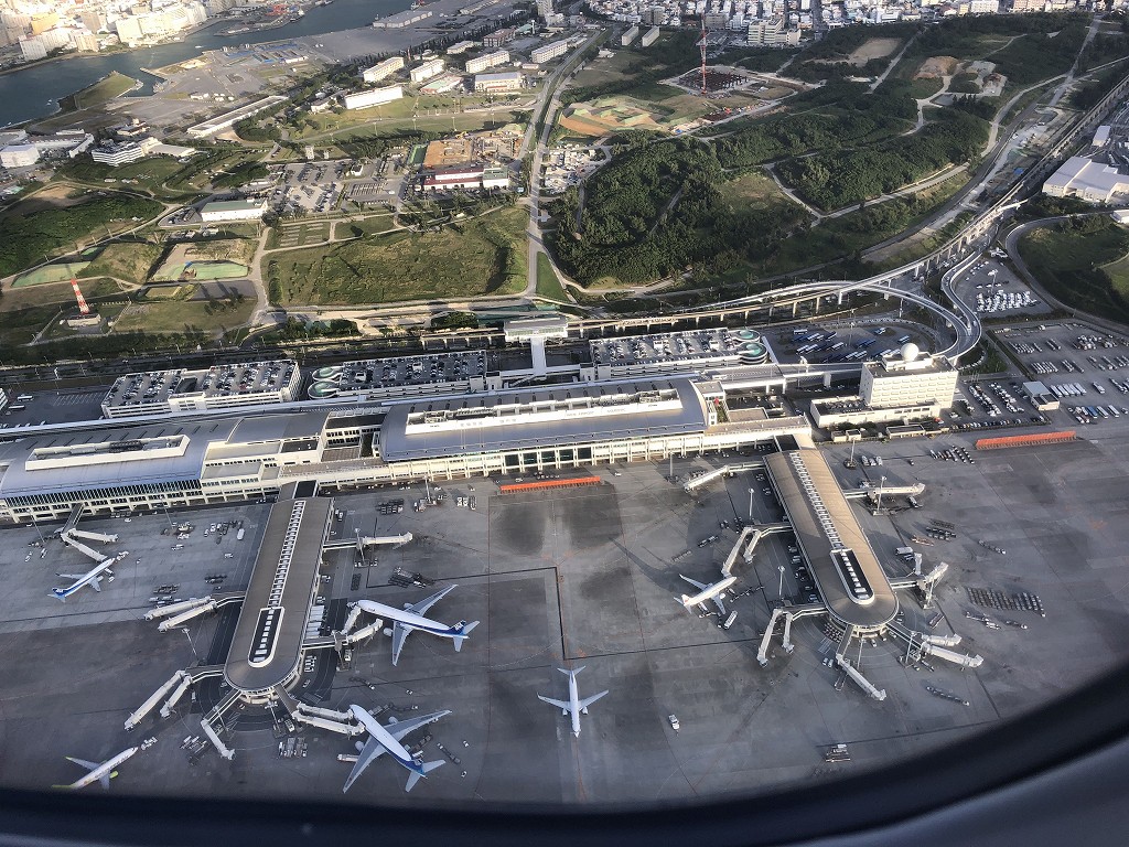 JAL916便から見た那覇空港の形