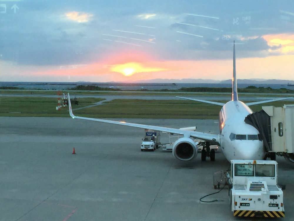 那覇空港からの夕日