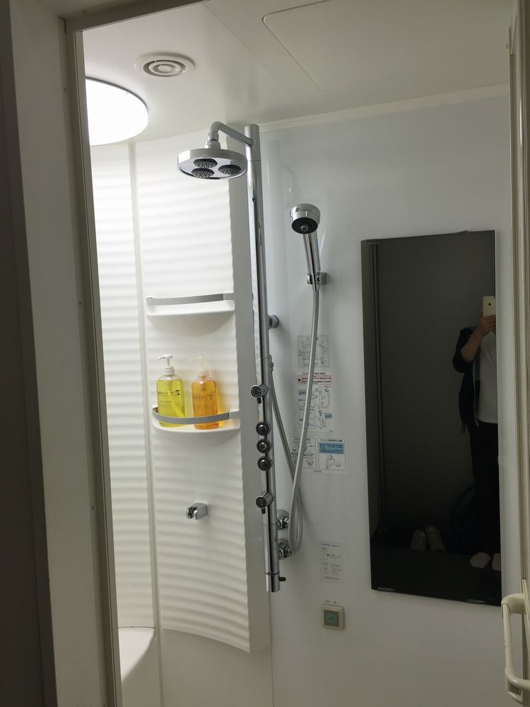 那覇空港ラウンジ華のシャワー室のシャワー