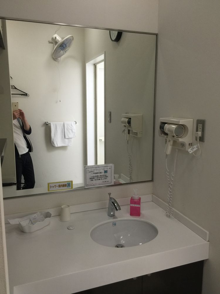 那覇空港ラウンジ華のシャワー室の洗面台