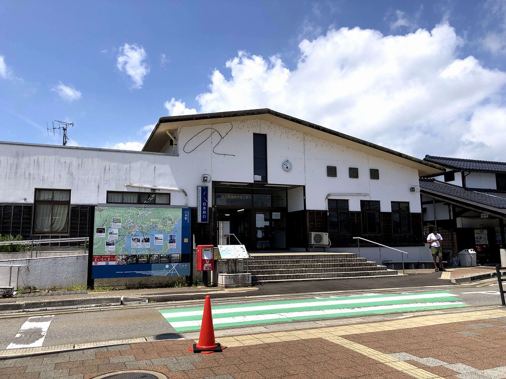 穴水駅の駅舎
