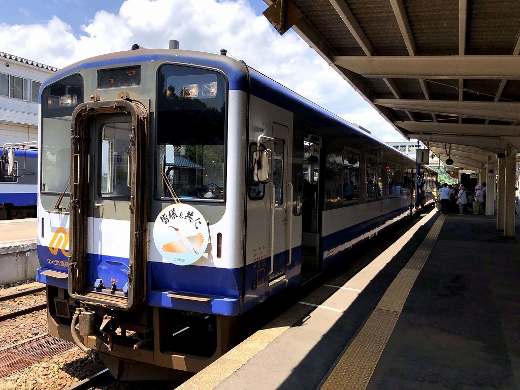 穴水駅からのと鉄道に乗車