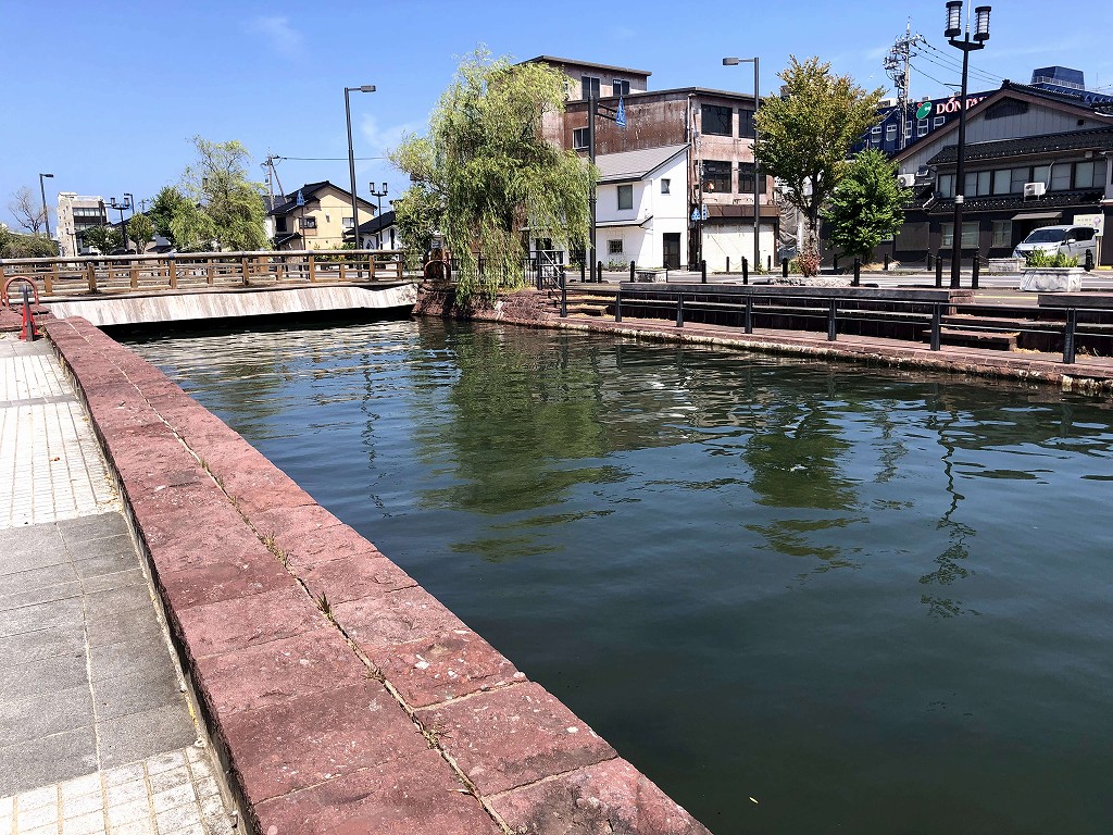 七尾の御祓川沿いの段差2