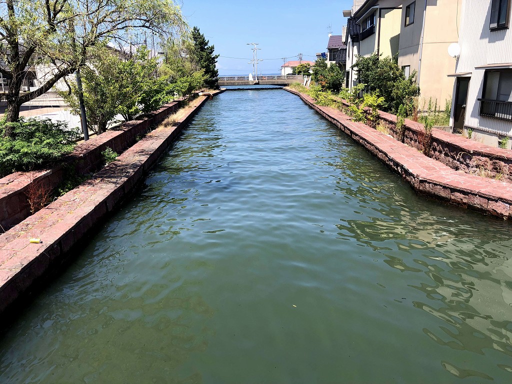 海へ注ぐ七尾の御祓川沿