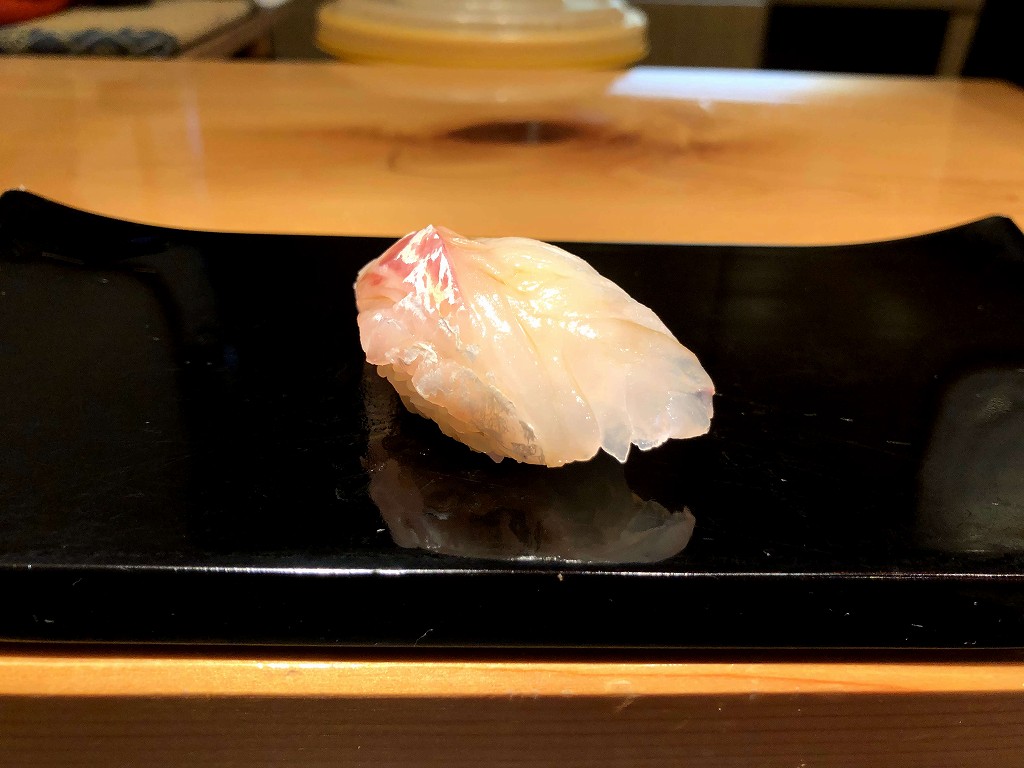 七尾の幸寿しのタイの昆布締め