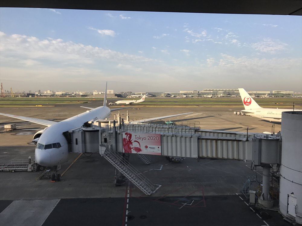 晴天の羽田空港