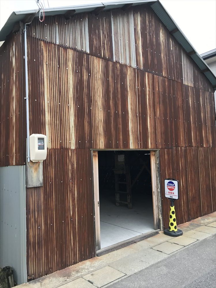 直島のおうぎやレンタサイクルの倉庫