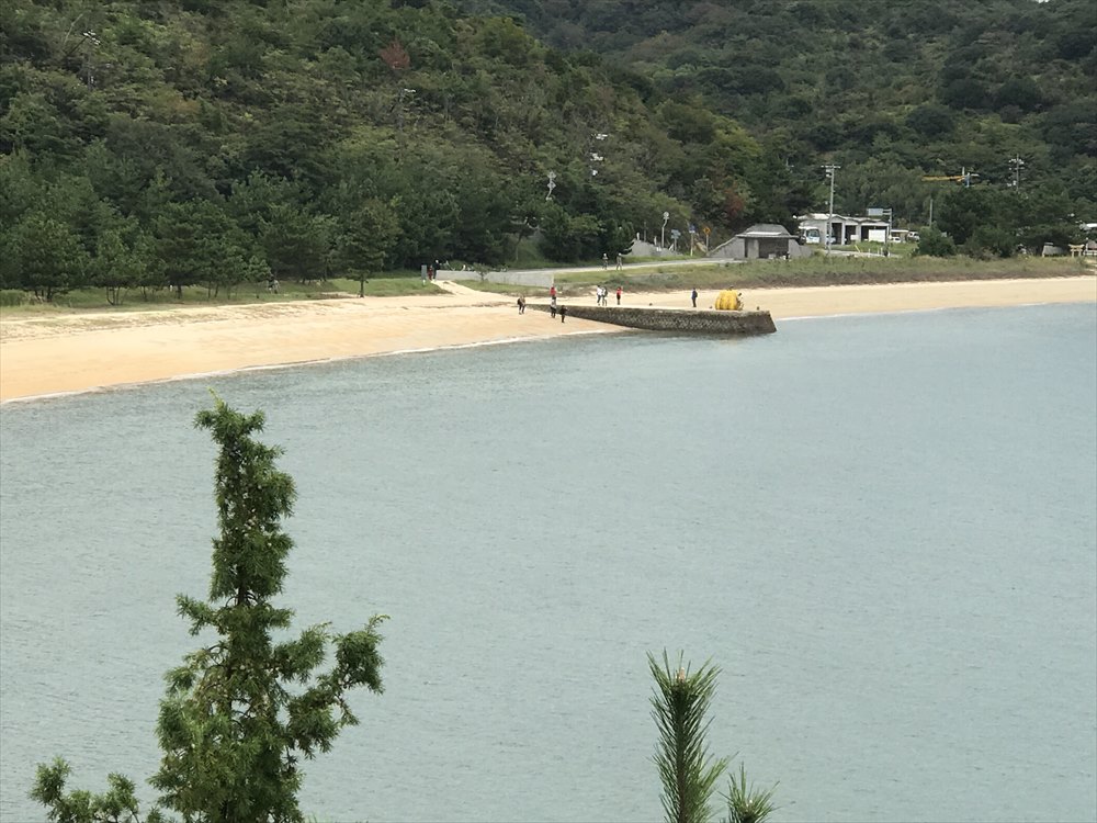 直島の砂浜の黄かぼちゃ2