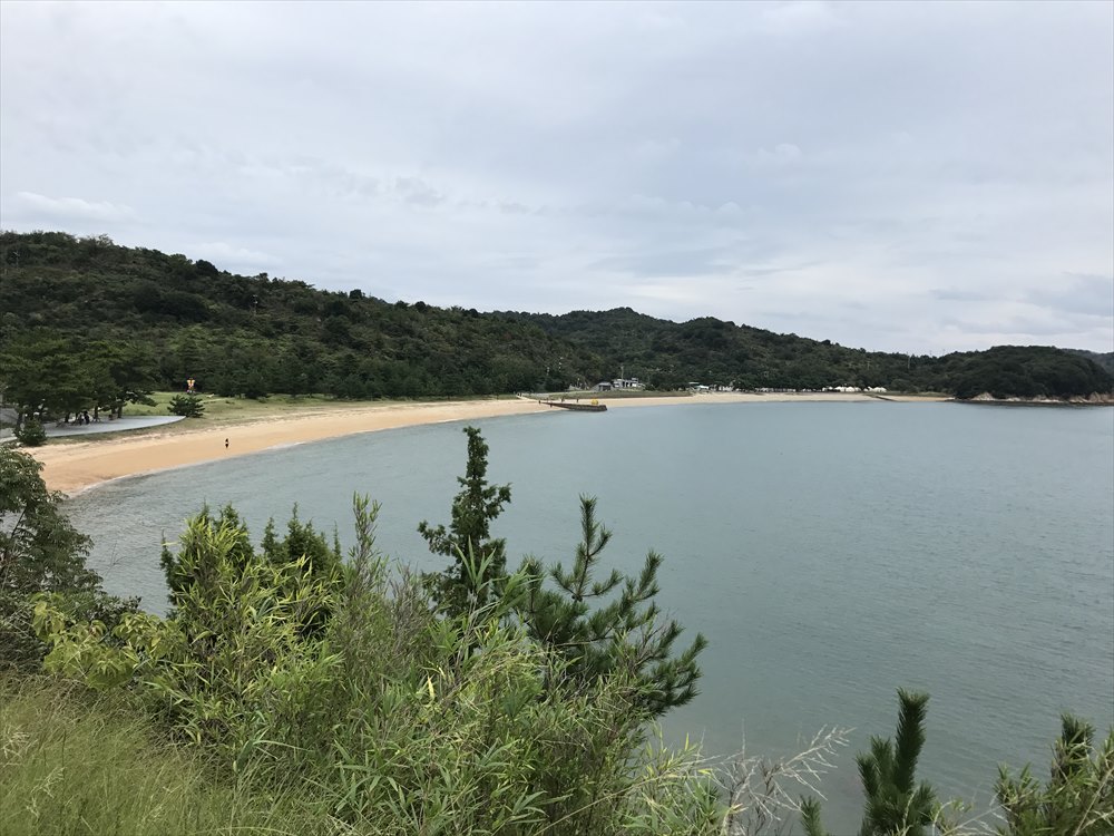 直島の砂浜の黄かぼちゃ1