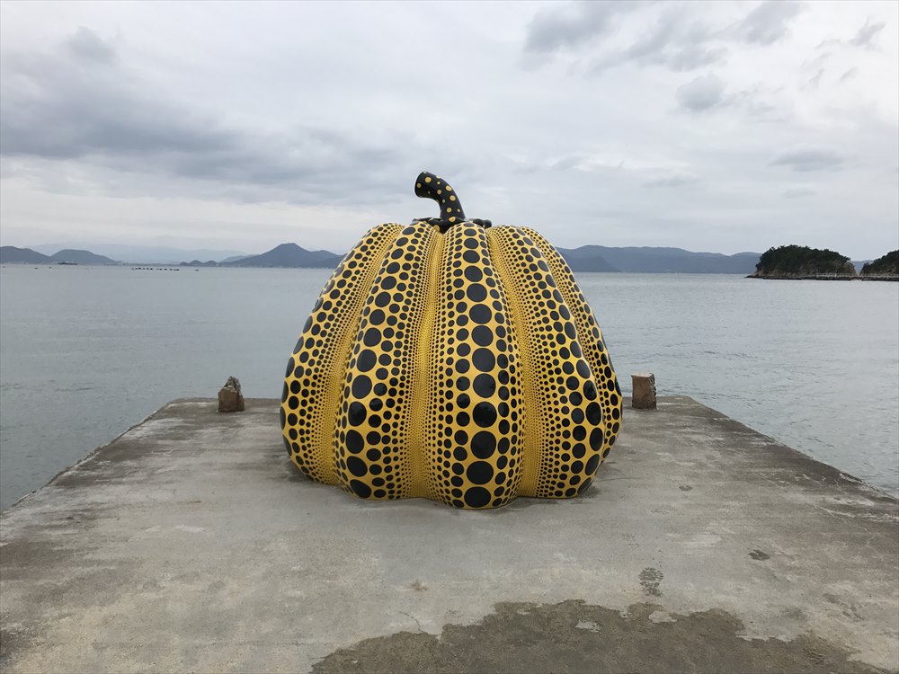 直島の砂浜の黄かぼちゃ3