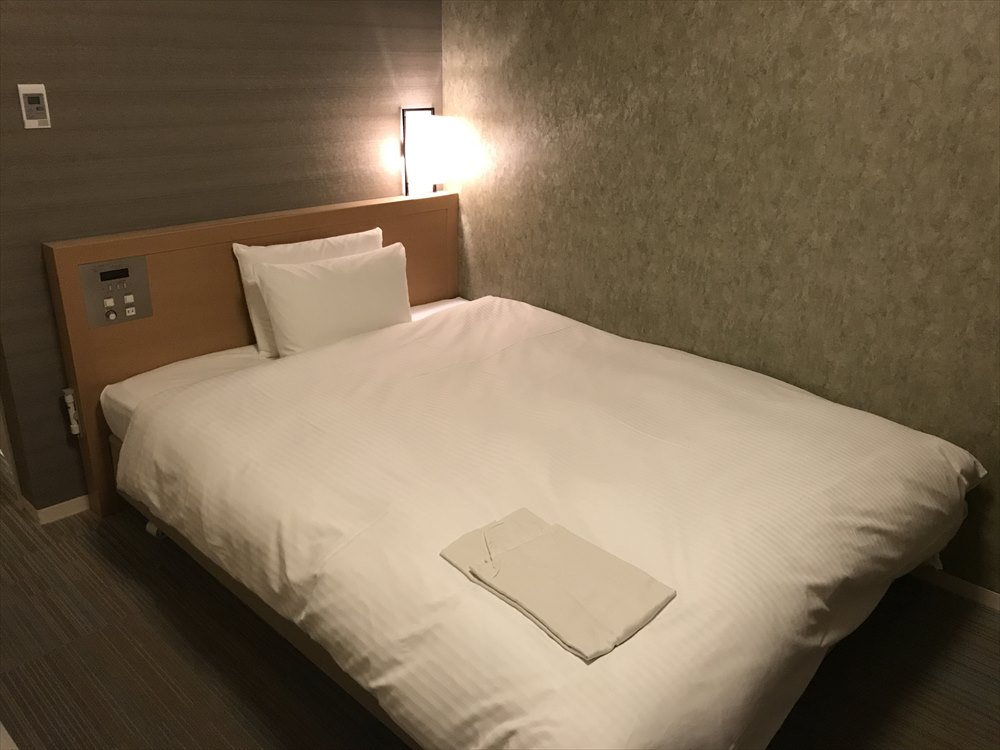 ダイワロイネットホテル高松のスタンダードシングル（ベッド側）
