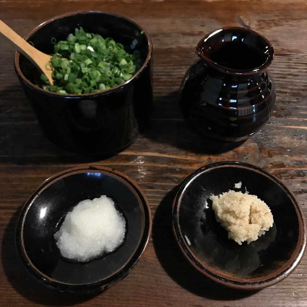 「わら屋」の薬味とだし汁