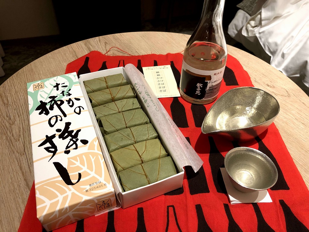 歓喜光の純米酒と柿の葉すし