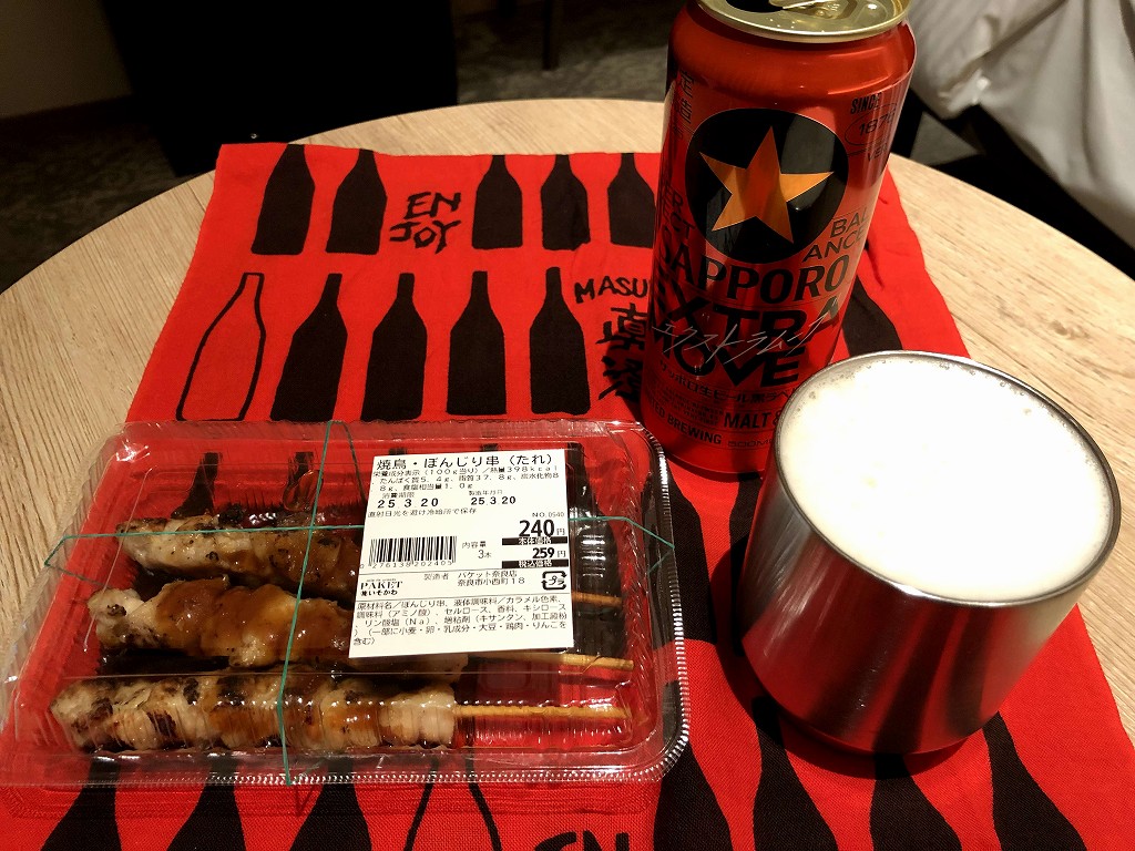 ホテルで焼き鳥とビール