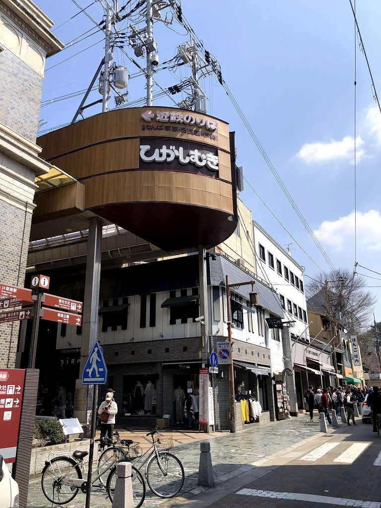 快晴の東向き商店街