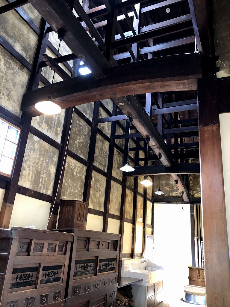 奈良町にぎわいの家の天井の高い台所