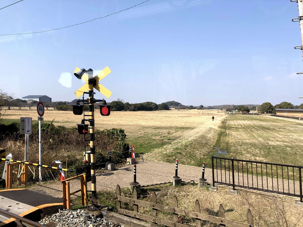 平城宮席歴史公園を横切る近鉄奈良線1