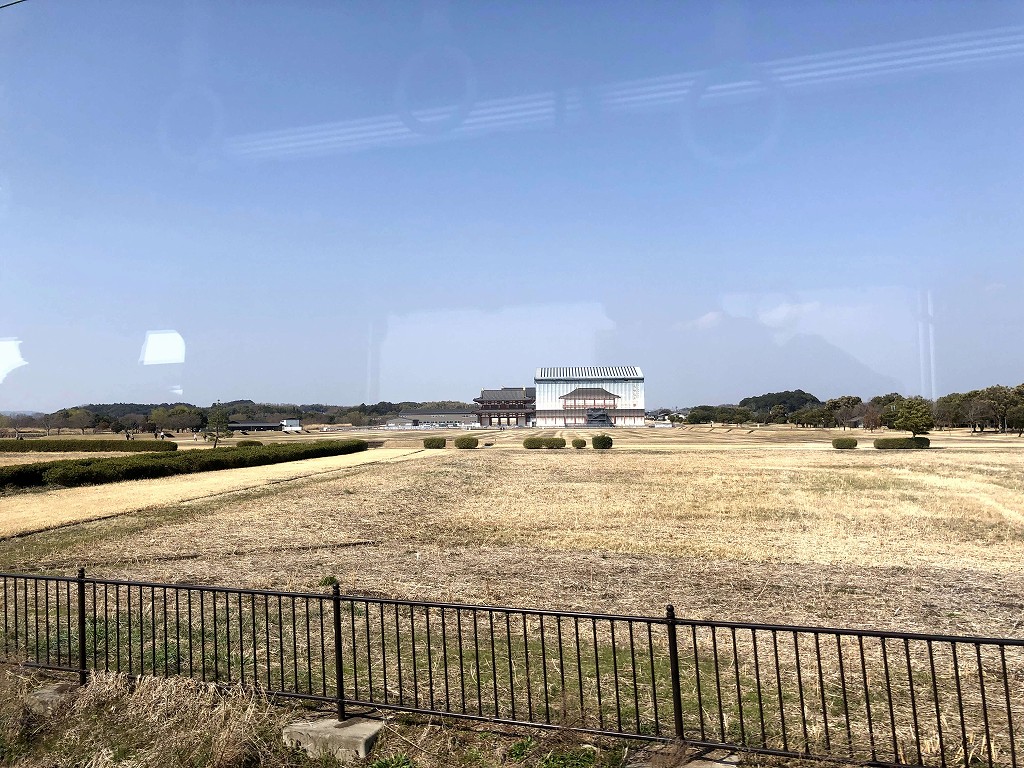 平城宮席歴史公園を横切る近鉄奈良線2