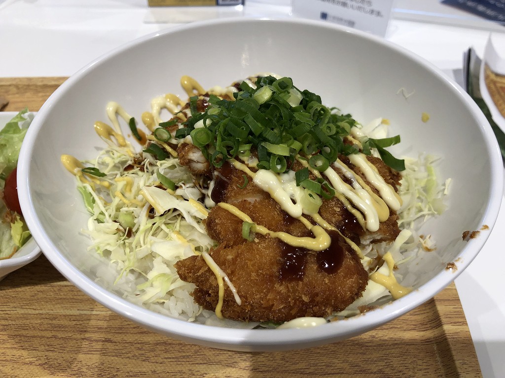 大塚国際美術館のレストランで阿波尾鶏のチキンカツ定食
