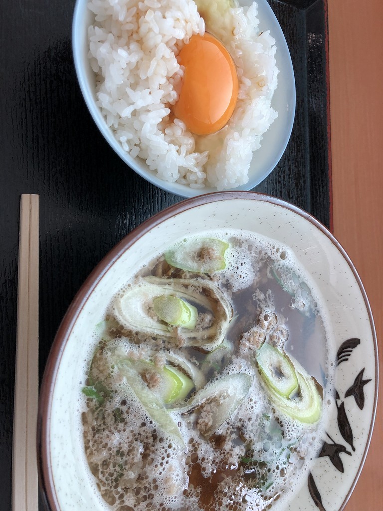 徳島空港で肉吸いと卵かけご飯