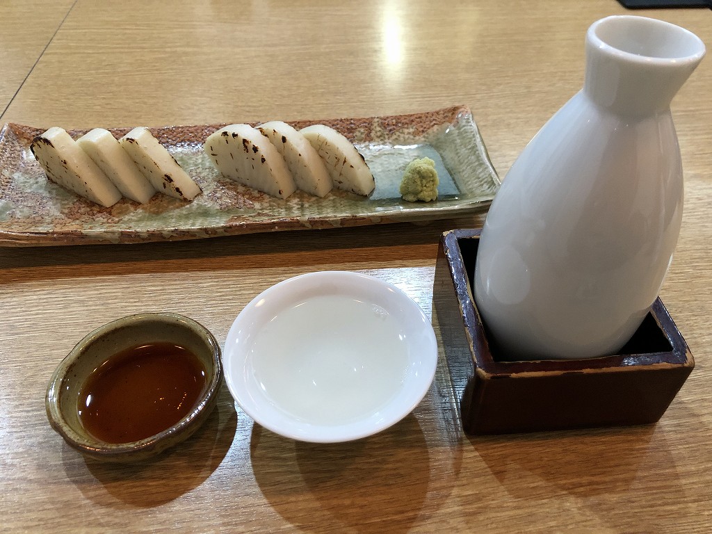 根津の蕎心の炙り板わさ