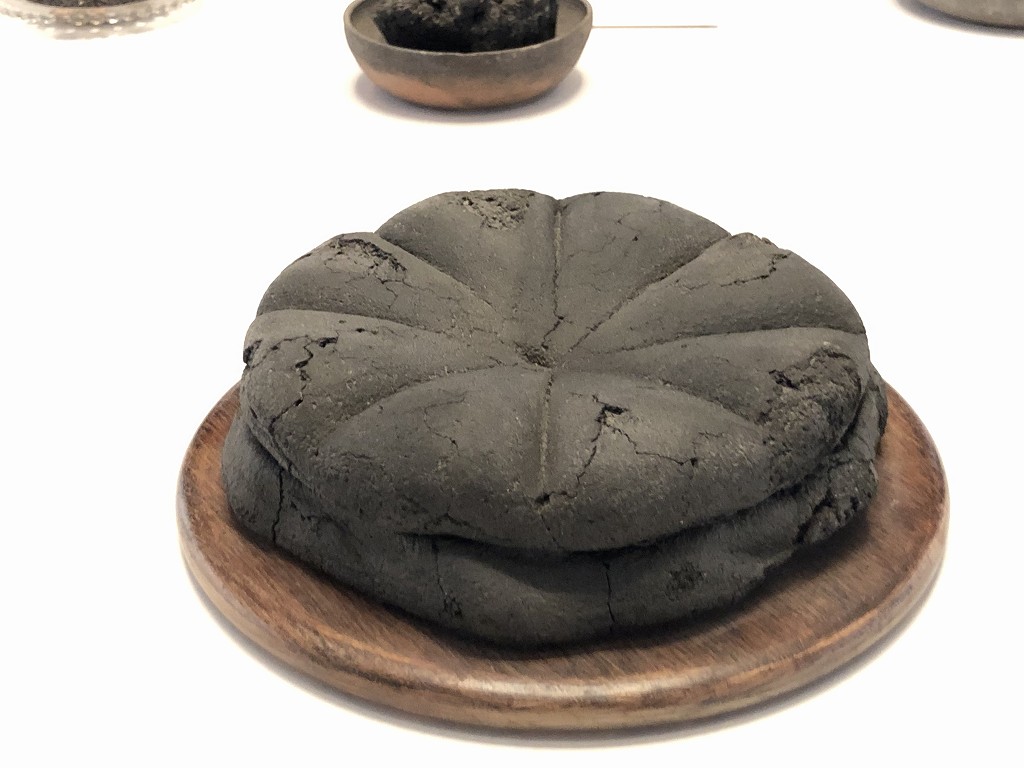 「特別展ポンペイ」の炭化したパン